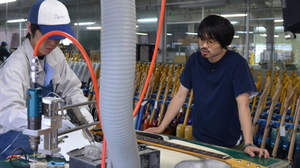 ハマ･オカモト（OKAMOTO'S）、国内最多のギター生産量を誇るダイナ楽器の工場見学