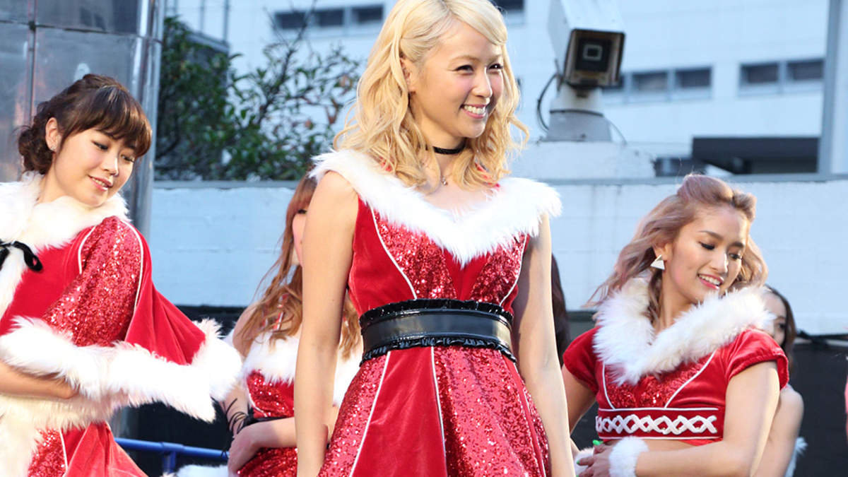 イベントレポート E Girlsサンタ 新宿にサプライズ登場 素敵なクリスマスをお過ごしください Barks