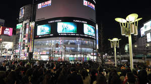 【イベントレポート】新宿・ユニカビジョンで東方神起。無線ヘッドホン使用で野外フィルムコンサート体験