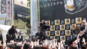 GACKT、新宿でゲリラライブ開催。『バリスタ GACKTモデル』売上全額を被災地へ寄付