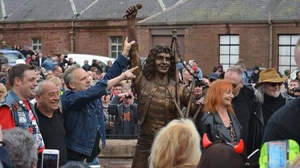 AC/DC、スコットランドにボン・スコットの銅像建立