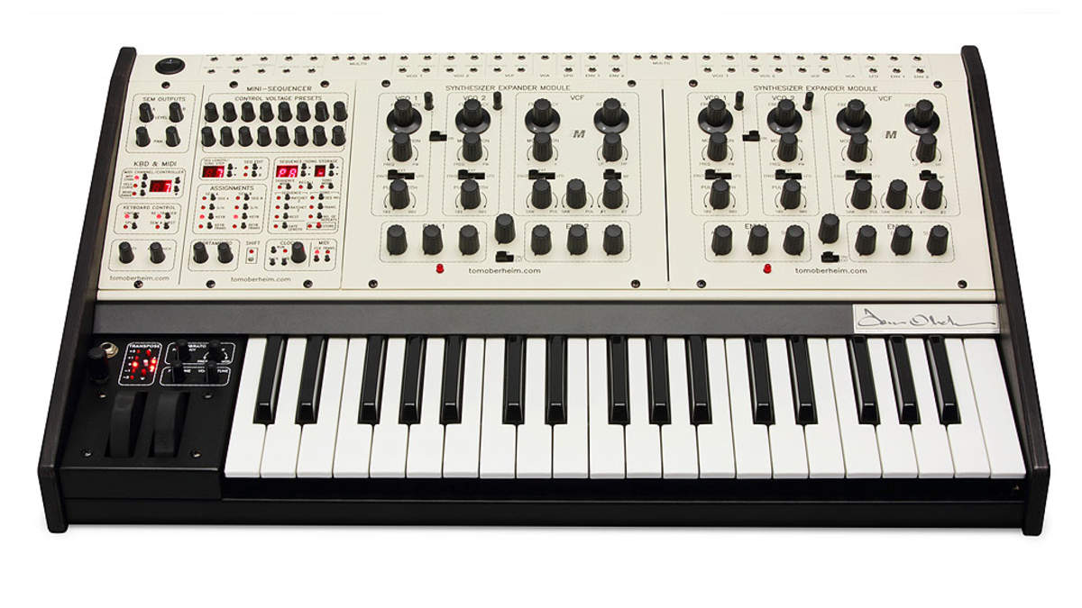 トム・オーバーハイムが自ら復刻、2基のSEMにシーケンサー＆鍵盤を統合したTom Oberheim「Two Voice Pro  Synthesizer」 | BARKS