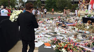 ボノ、ニース・テロ事件の被害者に献花