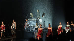 YOSHIKI、雨に打たれながらのステージで「YOSHIKIMONO」の斬新な着物スタイルを披露