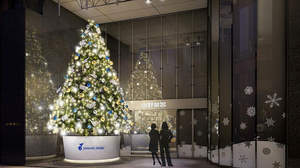 山下達郎「クリスマス・イブ」で音と光のハーモニーをお届け、今年も銀座山野楽器 本店にクリスマスツリーが登場