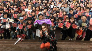 安田レイ、新曲初披露の学園祭で「学生生活、楽しんだもん勝ち！」