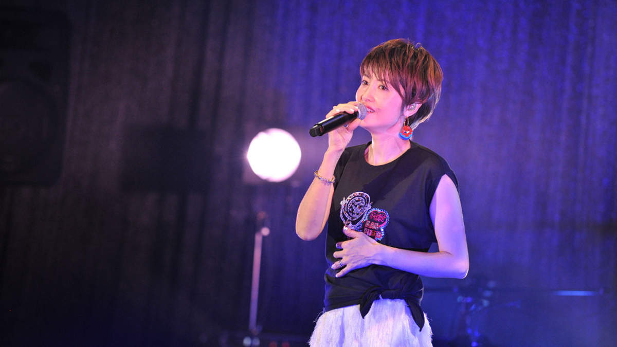 荻野目洋子、母校の学生と「ダンシング・ヒーロー」共演。東名阪ツアー開幕 | BARKS