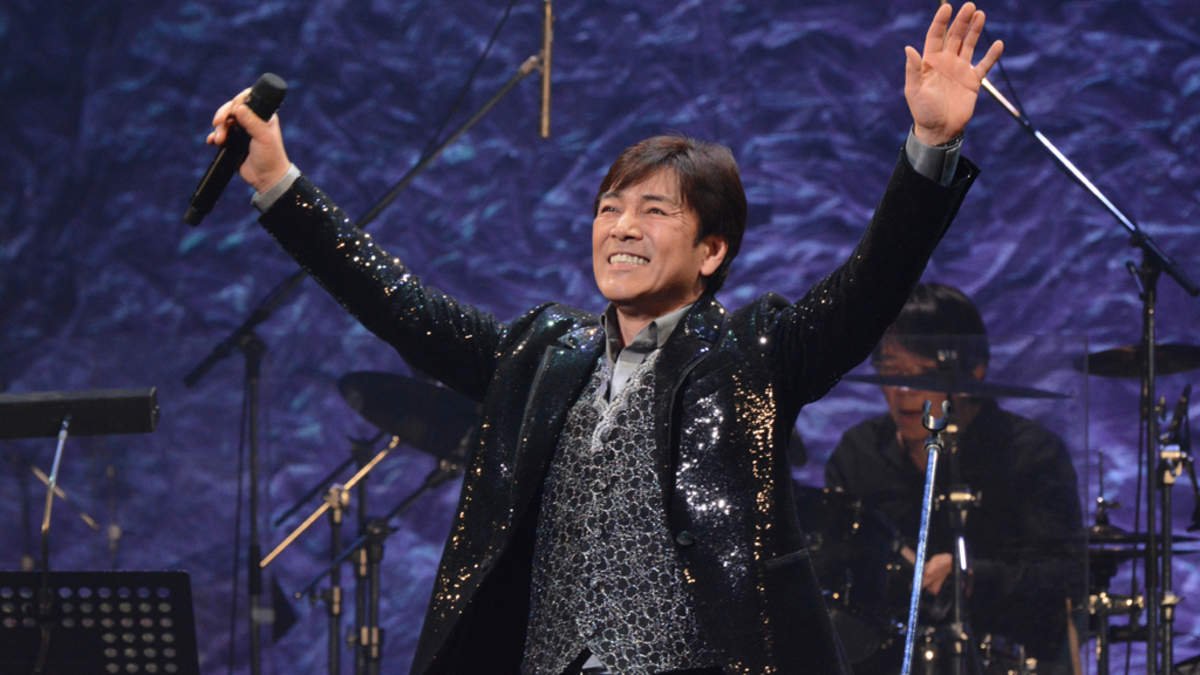 ライブレポ・インタビュー】野口五郎、変わらぬ美声を響かせた45周年記念ライヴ、板野友美と早見優がサプライズ出演でデュエットを披露 | BARKS