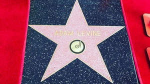 アダム・レヴィーン、ハリウッドの星除幕式に4ヶ月の長女を連れて出席
