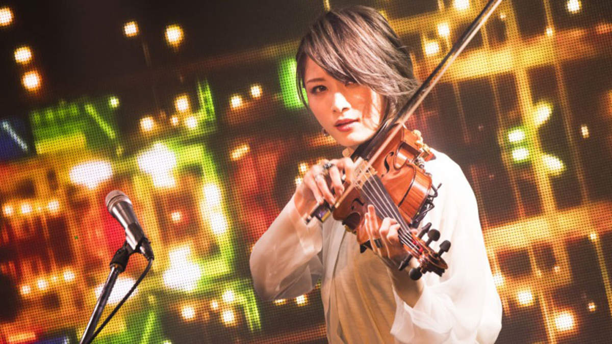 Ayasa、ヴァイオリンと映像の幻想的なステージ | BARKS