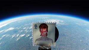 デヴィッド・ボウイの記念切手、“地球に落ちて来た切手”に