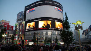 新宿・歌舞伎町にピエロとディルが降臨！ 大画面と高音質でライブ映像を大公開