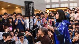 さユり、新宿駅前ライブにファン2,000人集結