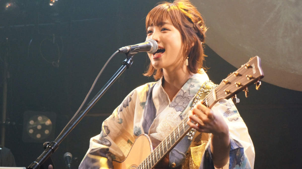 瀬川あやか、浴衣姿で1周年記念ライブに登場。本人出演CM曲がシングル化決定 | BARKS