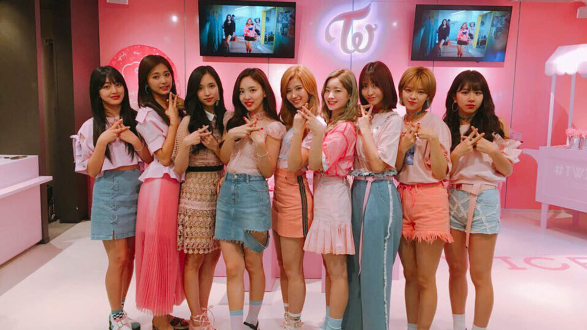 TWICE、SHIBUYA109にサプライズ登場 | BARKS
