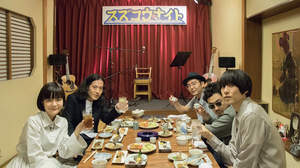 向井秀徳、前野健太、山内総一郎、吉澤嘉代子がギターを抱え居酒屋で乾杯