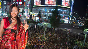 倉木麻衣、サプライズ登場で新宿に3,000人「皆さん、驚きました？」
