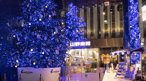 銀座山野楽器本店に今年もクリスマスツリーが登場、ジョン・レノンの名曲「ハッピー・クリスマス」が音と光で銀座を彩る