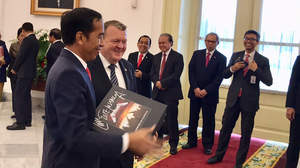 デンマーク首相、インドネシア大統領にメタリカのボックス・セットを贈呈
