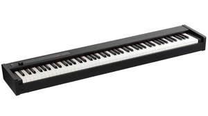 グランド・ピアノの弾き心地を奥行き26cmで実現、練習からライブまで使えるスリム・ピアノ「D1」