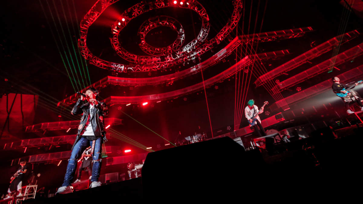 ライブレポート Uverworld Takuya こういう大事な時に全国から 世界から仲間が集まって祝ってくれることが宝 Barks