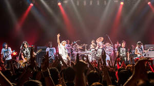 【ライブレポート】D’ERLANGER × Justy-Nasty × THE SLUT BANKS、東京公演で「R&Rバンドの生き様を目に焼き付けて」