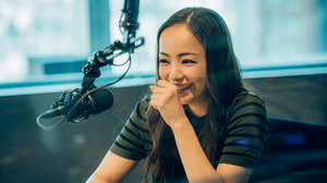 安室奈美恵、ラジオ収録でサプライズに笑顔