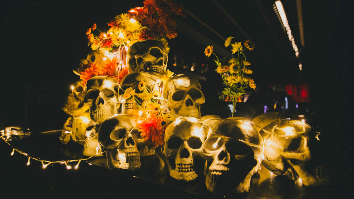 ハロウィンのニュームーヴメント”、メキシコの祝日を祝う