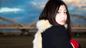 植田真梨恵、新曲「FAR」MVに“白い息”と“肌の白さ”