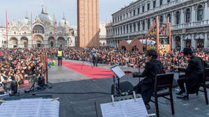 GLAYのTERU＆JIRO、ヴェネツィア開催＜CARNEVALE DI VENEZIA 2019＞でサン・マルコ広場に登場