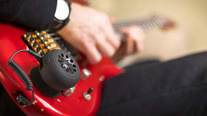 ローランドから吸盤でギターに取り付けるアンプが登場、エフェクター内蔵でヘヴィメタル仕様モデルもラインナップ
