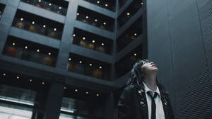 ヒグチアイ、高層ビルの吹き抜けや高架下でグランドピアノを弾きたくり歌唱「前線」MV