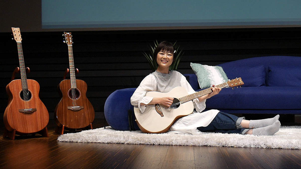 ギターをもっと身近に かわいくて弾きやすいヤマハの新アコギ Storia 発表会に弓木英梨乃が登場 Barks