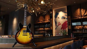 ギブソンの名器の展示やライヴが楽しめる期間限定の「Gibson Bar」がブルーノート・ジャパン直営のダイニング・バーLady Blueに出現