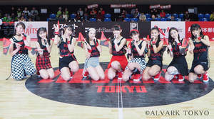 Girls²、Bリーグ「アルバルク東京 vs レバンガ北海道」戦でライブパフォーマンス