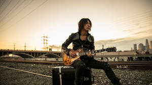 GLAY・TAKURO、サントリー公式VTuber「燦鳥ノム」に初楽曲提供。ギターはHISASHI