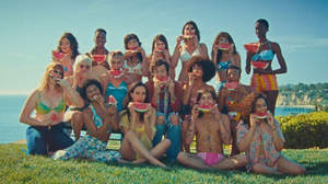 ハリー・スタイルズ、ビーチで美女たちとスイカを頬張る最新MV