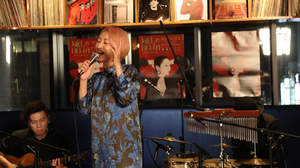 Ms.OOJA、貸し切りバーで『流しのOOJA』発売記念の無観客ライブ
