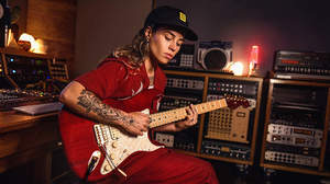 フェンダー、新進気鋭のシンガーソングライター、タッシュ・サルタナ初のシグネイチャーモデル「Tash Sultana Stratocaster」