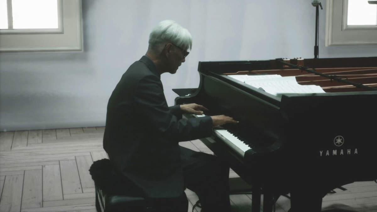 坂本龍一、“まるで隣で弾いているような”ピアノコンサート