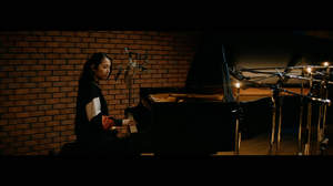 阿部真央、「いつの日も」ピアノ弾き語り一発撮り映像を公開。一発録り音源の配信もスタート