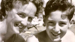 ブライアン・メイ、英国母の日に1960年に撮影された母との写真公開「親を大切にして」