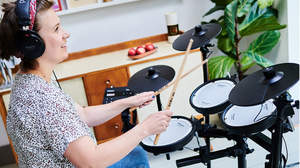 ローランド、スマートフォンとの連携で自宅でも静かに練習できる電子ドラムの最新モデル2機種を発売