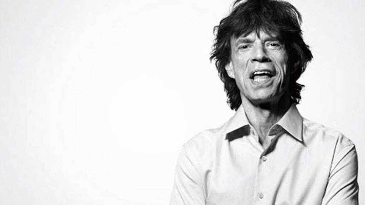 Mick Jagger goes to the bar but no one notices thumbnail