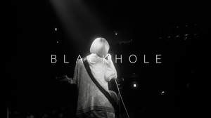 4s4ki、ツアーのライブ映像とドキュメンタリーで構成された「ブラックホール」MV公開