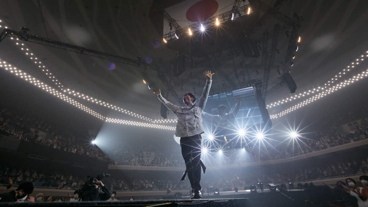 高橋優、10周年を記念した武道館2days＜弾き語り武道館～黒橋優と白橋