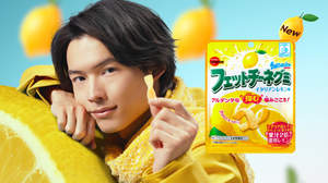 松村北斗（SixTONES）、全身黄色の衣装で渾身の“レモン2倍顔”を披露する新CM