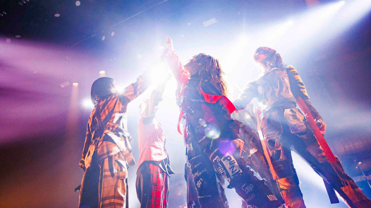 BiSH、アイナ・ジ・エンド療養復帰ライブで最後のベストアルバム