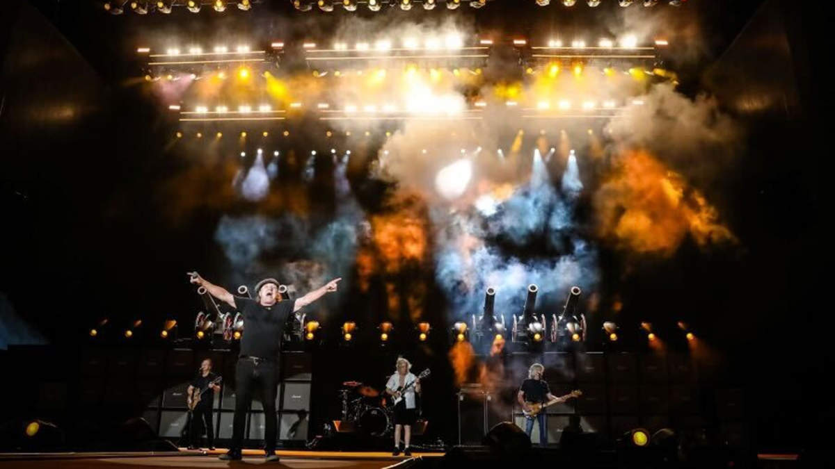 アンガス・ヤング、AC/DC“ハイヴォルテージ・ダイヴ・バー”を訪問 | BARKS