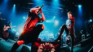 【ライヴレポート】DEZERT × lynch.、＜This Is The “FACT”＞初日名古屋公演が照らした未来「戦うんじゃなくて繋がるんだ」